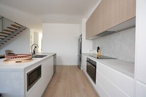 Frigorifero, microonde, forno, piano cottura