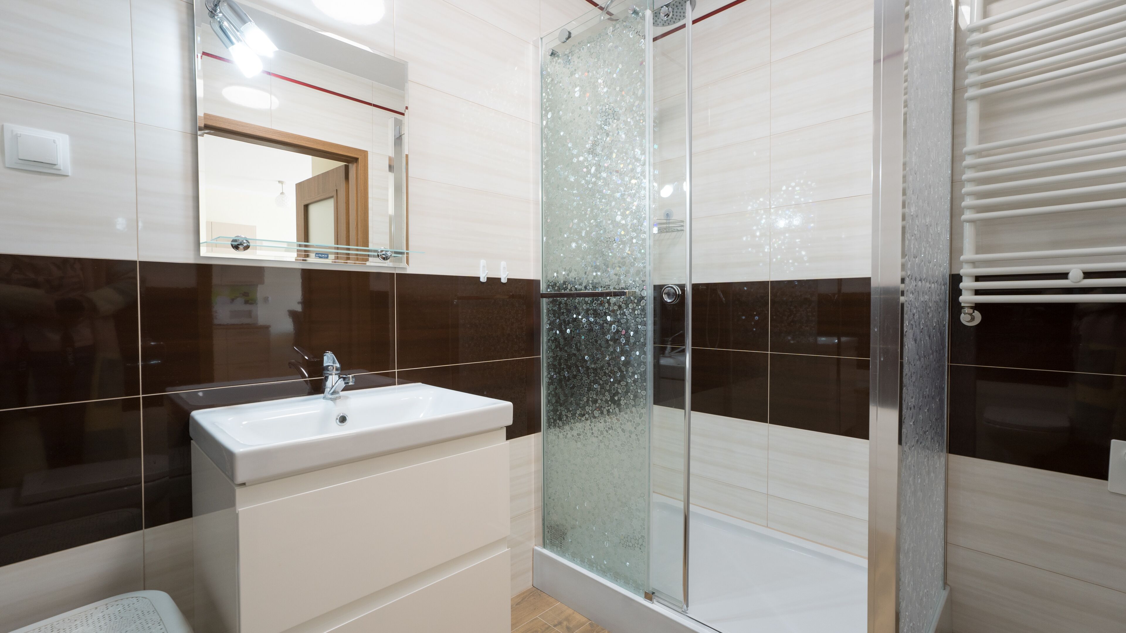 Appartement (33) | Badkamer | Een douche, een haardroger, handdoeken