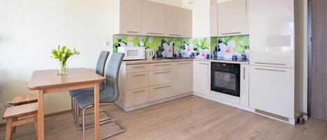 Apartment (33) | Private kitchenette | Fridge, microwave, oven, stovetop