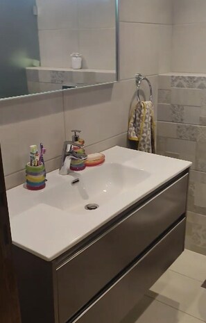 تجهيزات دش، حوض استحمام بنظام ضخ المياه، مجففات شعر، مراحيض شطف