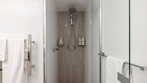 Douche, sèche-cheveux, serviettes fournies
