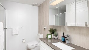 Shower, hair dryer, towels - Belvedere Bayfront - the tranquillity of waterfront living (Nelson Bay)