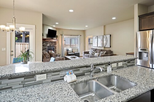 Geary Getaway - Central Location, Private Hot Tub, Fenced Yard, AC