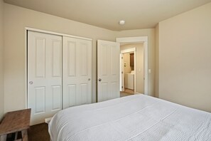 3 chambres, fer et planche à repasser, Wi-Fi, draps fournis