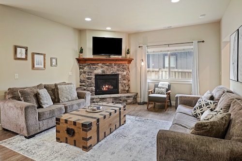 Geary Getaway - Central Location, Private Hot Tub, Fenced Yard, AC