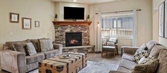 Geary Getaway - Central Location, Private Hot Tub, Fenced Yard, AC