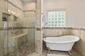 Baignoire, sèche-cheveux, serviettes fournies