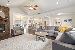 Fernseher, Bücher, Arbeitsbereiche