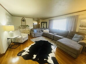 Smart-TV, Kamin, Bücher, Computerbildschirme