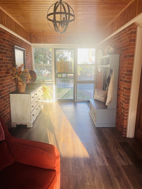 智能电视、壁炉、书、电脑显示器