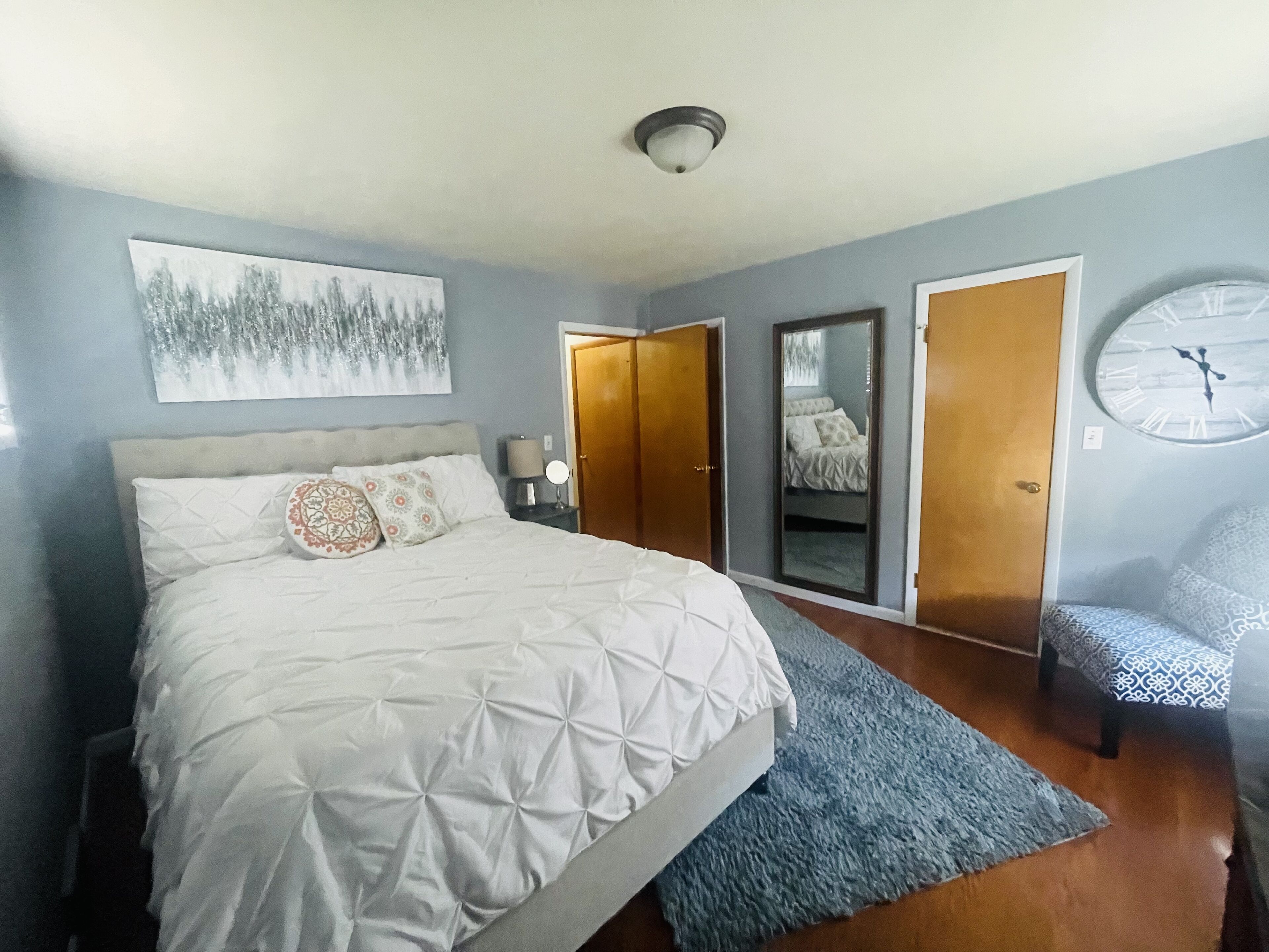 3 quartos, escrivaninha, ferros/tábuas de passar roupa