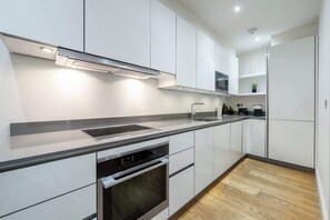 冰箱、微波炉、烤箱、炉灶