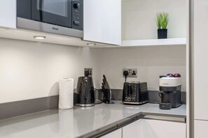 Refrigerador, microondas, horno, placa de cocina