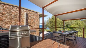 Outdoor dining - Reflections - Pet Friendly Waterfront (Basin View)