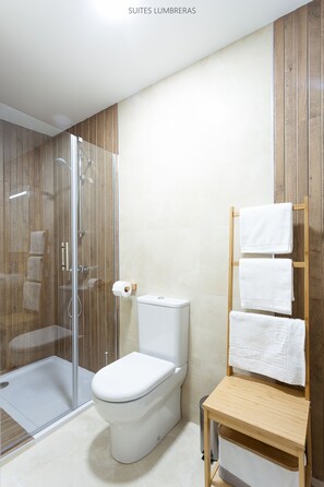 Doccia, asciugacapelli, asciugamani, sapone