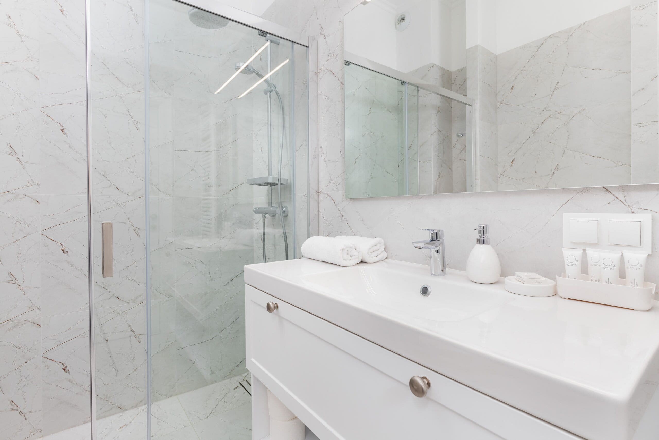 Douche, articles de toilette gratuits, shampoing
