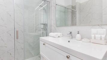 Douche, articles de toilette gratuits, shampoing