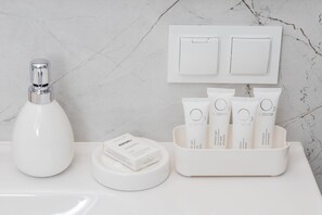 Dusj, toalettartikler (inkludert) og sjampo