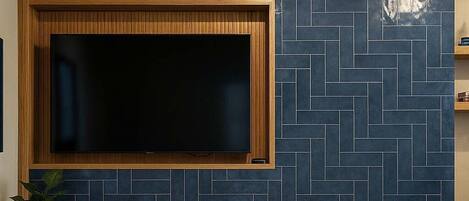 Télévision, cheminée, espaces bureaux