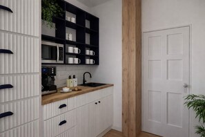 Réfrigérateur, four à micro-ondes, un four, surface de cuisson