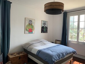 3 sovrum, skrivbord, strykjärn/strykbräda och resesäng