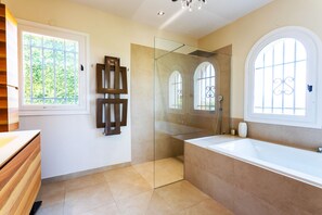 Badewanne, Haartrockner, Handtücher
