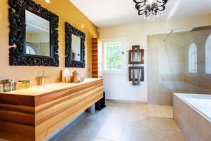 Bathtub, hair dryer, towels - VILLA SOLEILLA  VI4367 By Riviera Holiday Homes (Nice)