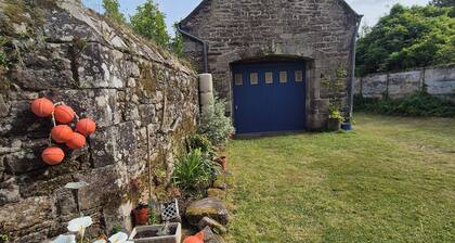 Maison Pour 6 Personnes au Centre de Guerlesquin Finistere