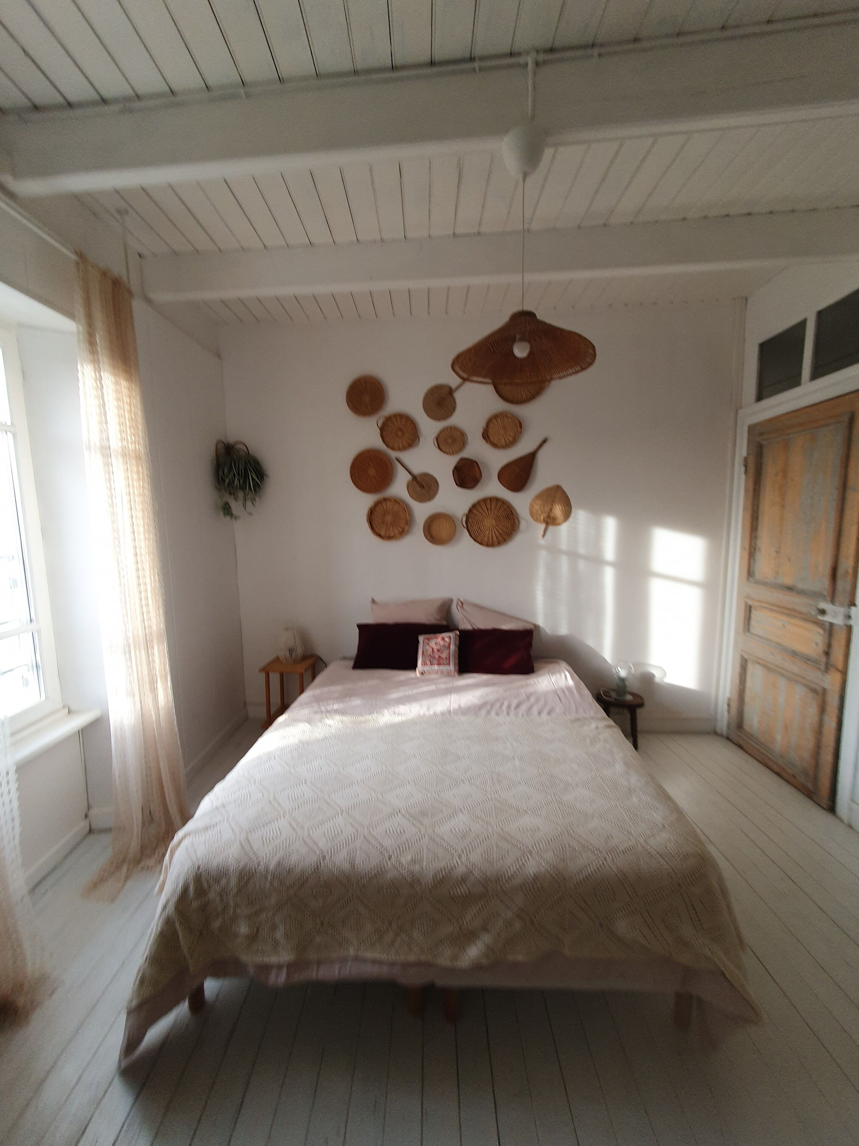 3 slaapkamers, een strijkplank/strijkijzer, reisbedje, gratis wifi