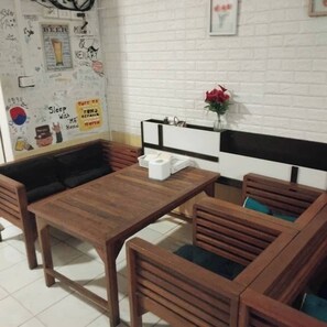 Living area - Sleep With Me Hostel (Bangkok)