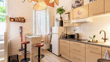 Een koelkast, een microgolfoven, een oven, een kookplaat