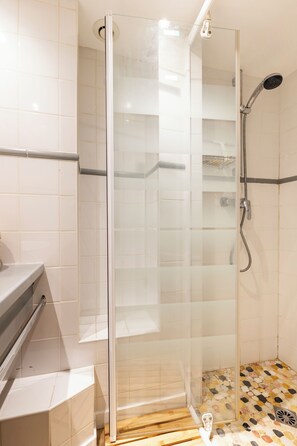 Asciugacapelli, asciugamani, sapone, carta igienica