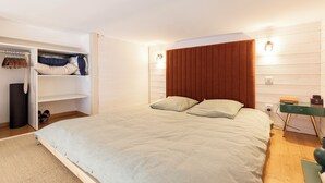 A bedroom with a bed, a wardrobe, a bedside table, and a nightstand. - Surfing-house Biarritz (Biarritz)
