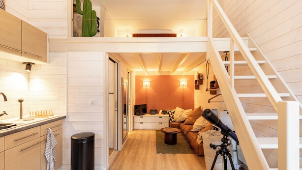 A compact living space with a kitchen, a dining area, and a staircase. - Surfing-house Biarritz (Biarritz)