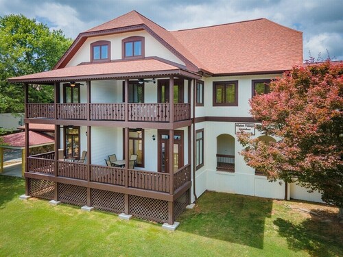 Alpine Village Condo D - Walkable Downtown