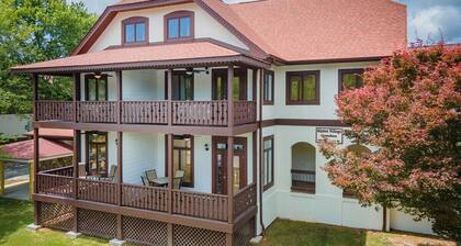 Alpine Village Condo D - Walkable Downtown