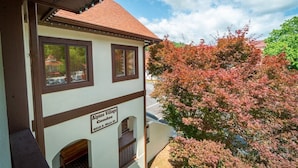 Un edificio con un letrero que dice 'Alpine Village Condos 8018 S. Main St.'