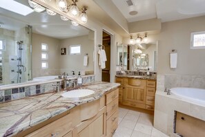 Combined shower/bathtub, hair dryer, towels - Dover Vistas - Ocean View w/ Rooftop Terrace, Firepit, Fast WiFi, AC & Parking! (San Diego)