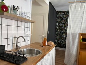 Fridge, oven, cookware/dishes/utensils