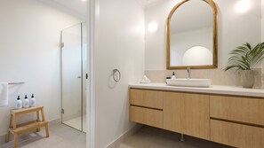 Badewanne, Haartrockner, Handtücher