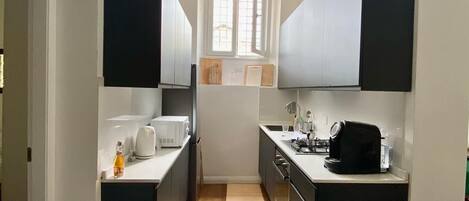 Jääkaappi, mikroaaltouuni, liesi, astianpesukone