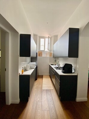 Kühlschrank, Mikrowelle, Herdplatte, Geschirrspüler