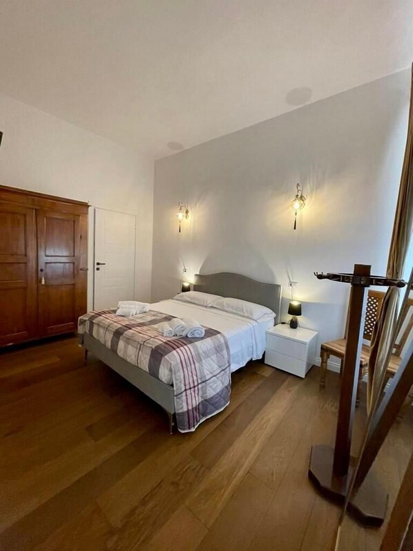 2 quartos, ferros/tábuas de passar roupa, Wi-Fi, roupa de cama