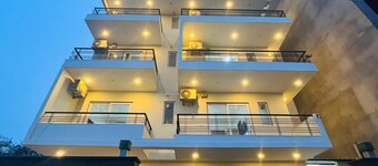 The Lodgers Luxury Studio Apartment In front of Artemis Hospital