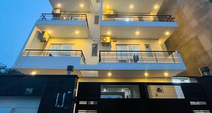 The Lodgers Luxury Studio Apartment In front of Artemis Hospital