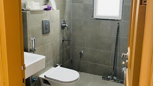 Ein modernes Badezimmer mit Toilette, Waschbecken und Dusche.