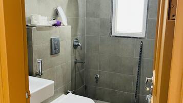 Luxury Apartment | Bathroom | Shower, rainfall showerhead, free toiletries, slippers