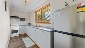Fridge, microwave, oven, toaster - Tronton 2 - Lovely 2BR Apartment l Close to the Lake l Renovated Bathroom (Jindabyne)