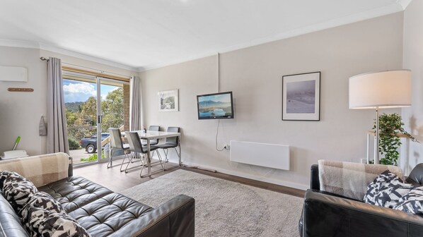 TV - Tronton 2 - Lovely 2BR Apartment l Close to the Lake l Renovated Bathroom (Jindabyne)