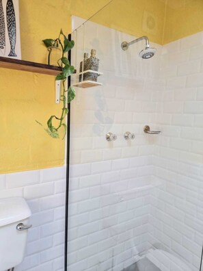 Shower, eco-friendly toiletries, towels, soap - En-Suite private cozy modern self-catering cottage. (Cape Town)